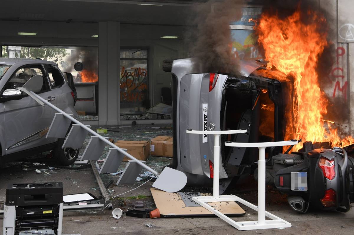 I Black bloc devastano Parigi