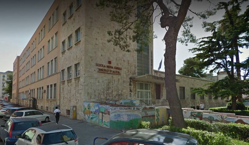 Bari, 45enne trovato accoltellato davanti ad una scuola media