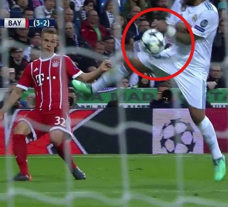 Bayern, Vidal e Boateng furiosi: "E quello non è rigore? Ma dai!"