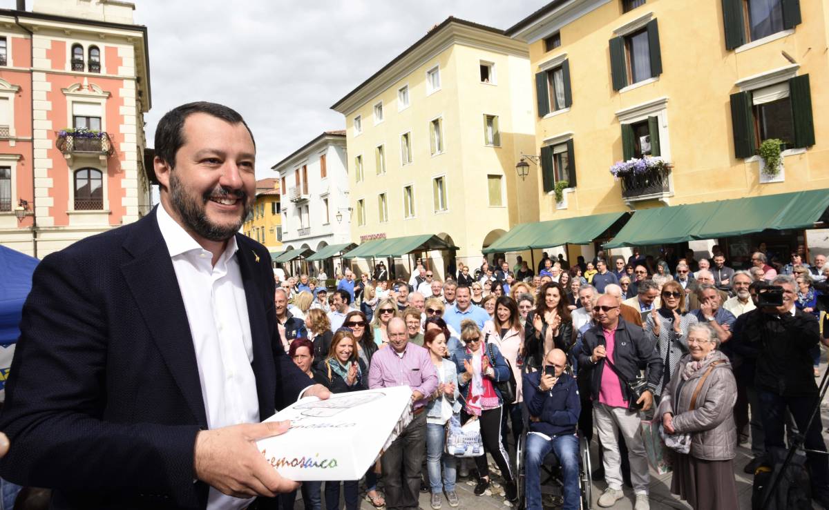 Salvini attacca l'Europa: "No a governo di servi"
