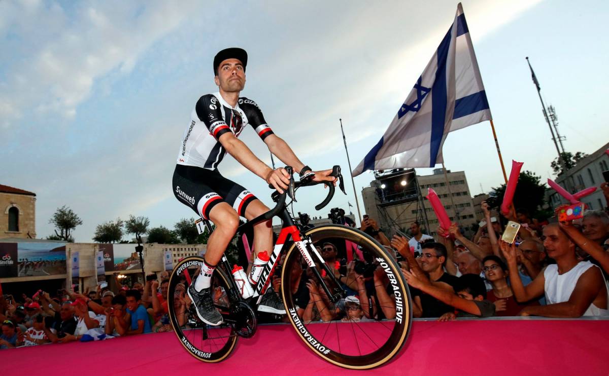 Giro d'Italia, Tom Dumoulin vince la crono e si veste di rosa