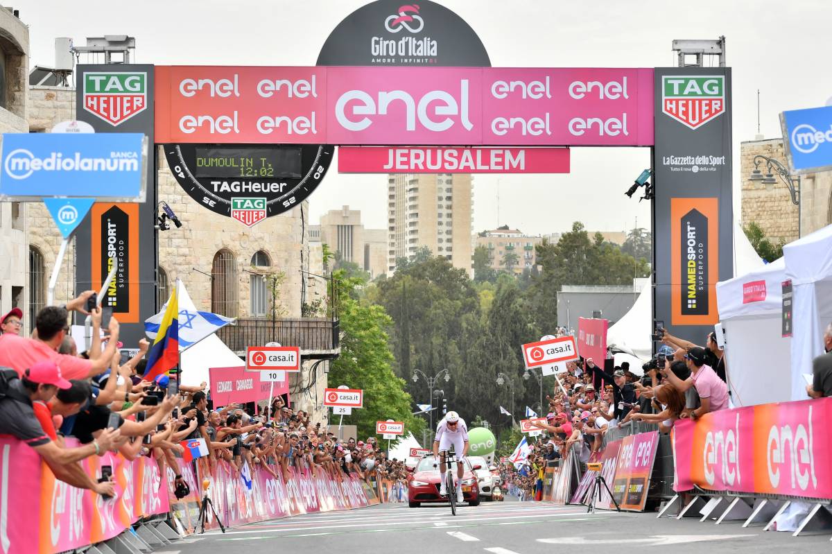 Al Giro d'Italia tifosa in topless dietro le transenne