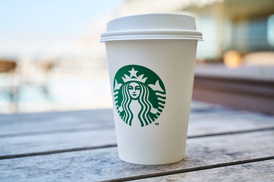 Starbucks non sarà più il "bagno d'America": la catena chiude i suoi servizi