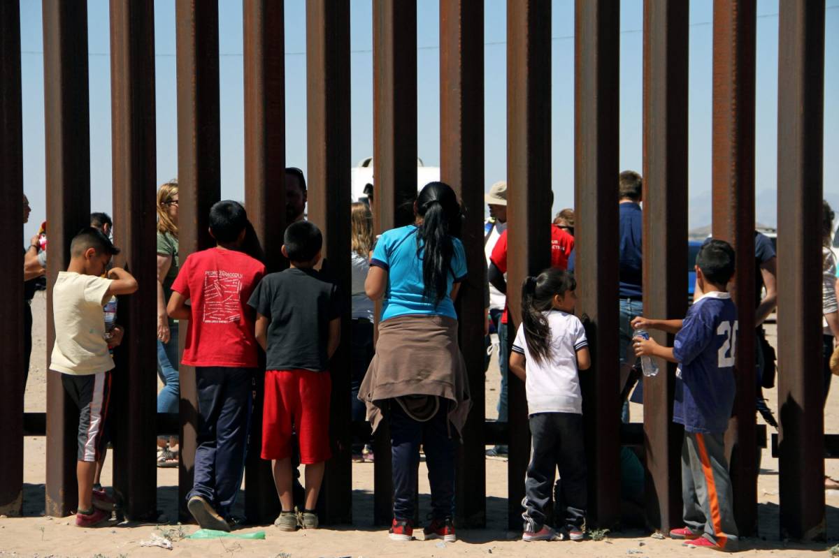 Migranti, pugno duro di Trump: "Separare genitori e figli al confine"