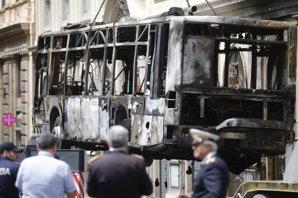 Esplode un bus in centro Va in fumo la Roma grillina