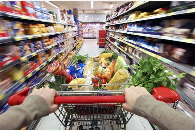 Istat, l'inflazione a febbraio torna a salire a 1,1%, con un balzo dei prezzi di frutta e verdura