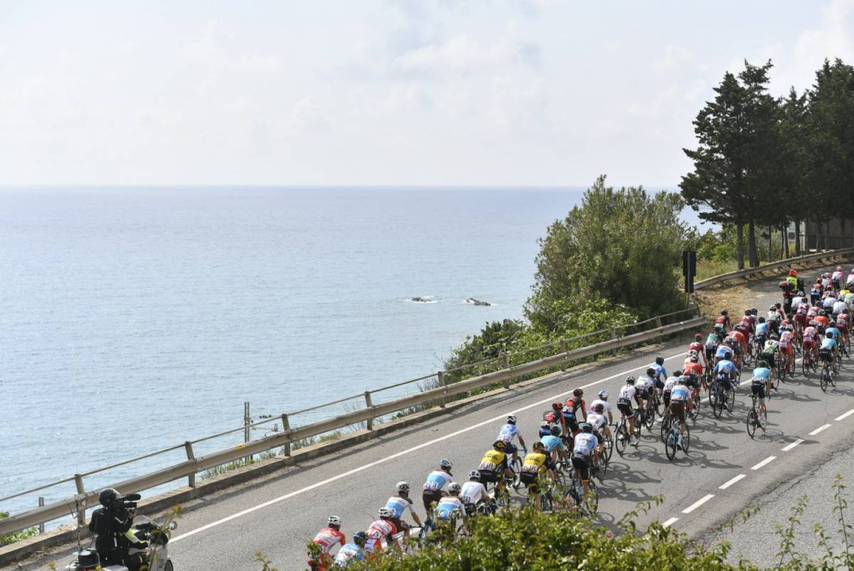 Giro d'Italia, Bennet beffa Viviani e Modolo. Yates resta in maglia rosa