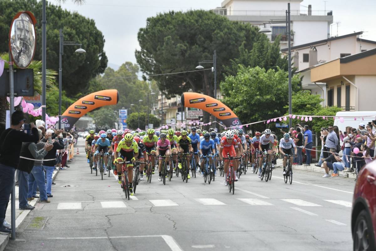 Giro d'Italia, Carapaz vince l'ottava tappa. Yates ancora in maglia rosa