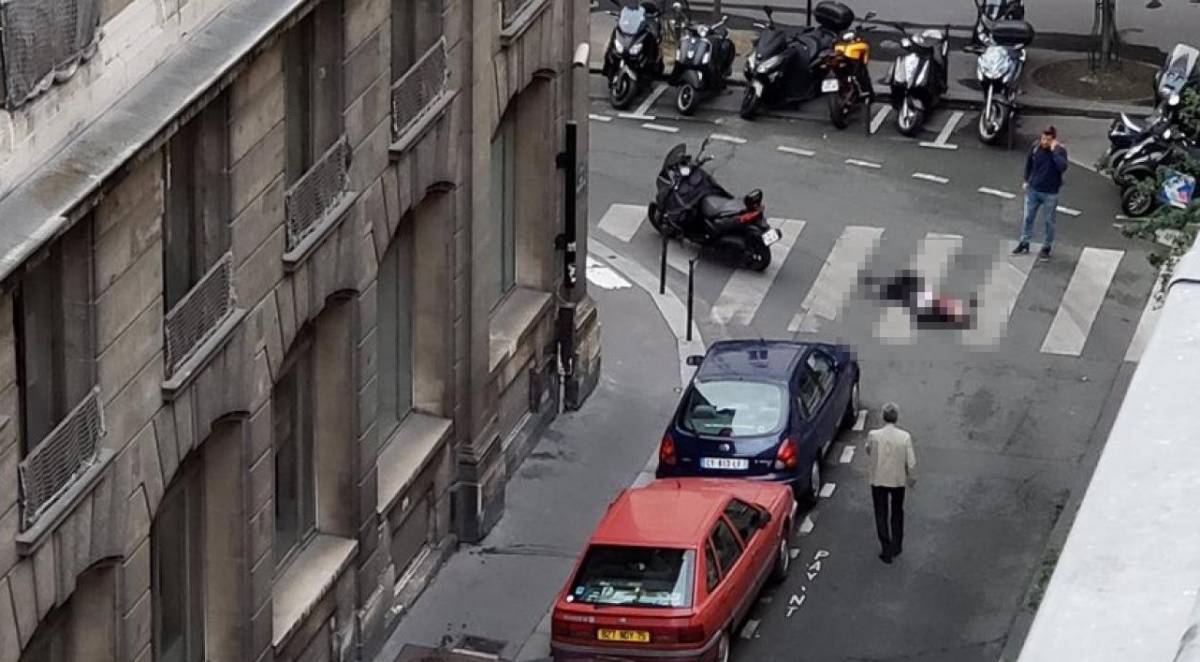 Parigi, attacco con coltello in pieno centro. Un morto e diversi feriti