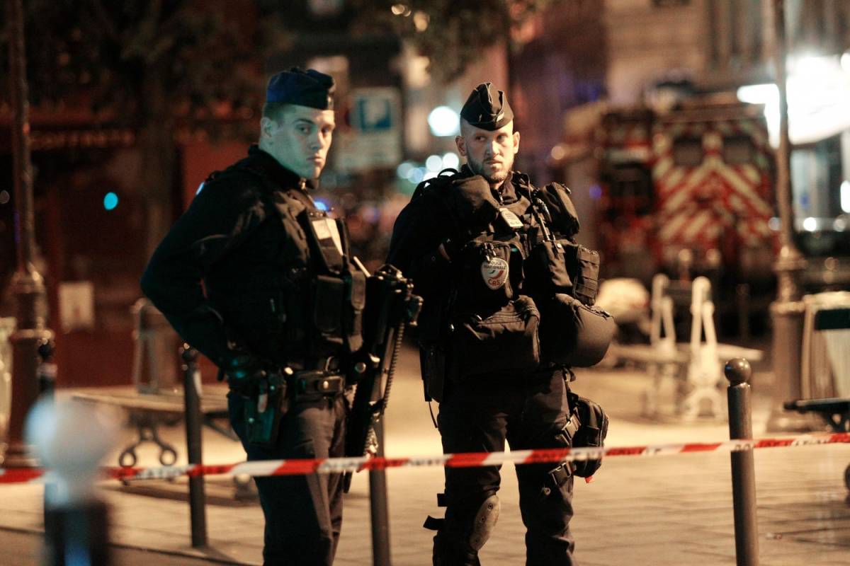 Jihadista assale i passanti: un morto e 8 feriti a Parigi