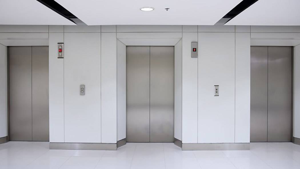 Prezzi troppo alti per la manutenzione dell'ascensore: condomino aggredisce il titolare dell'azienda