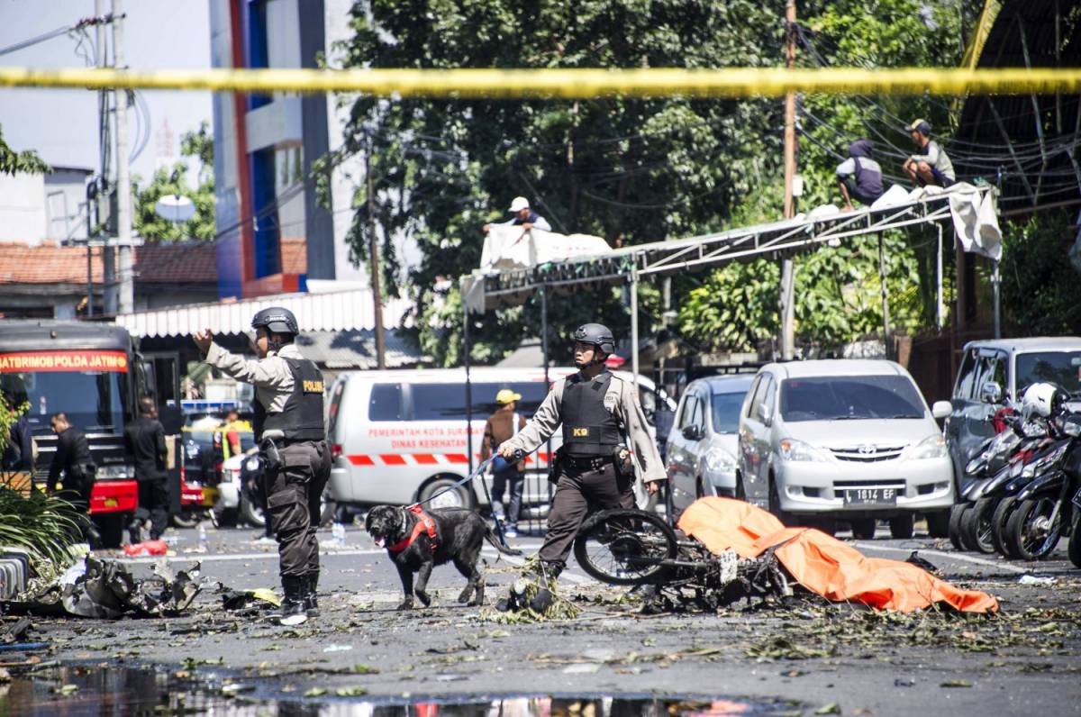 Domenica di sangue in Indonesia. L'Isis attacca tre chiese: 13 morti