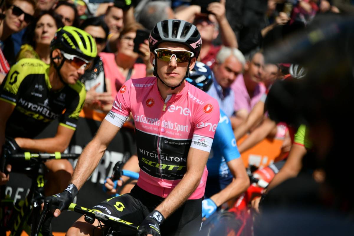 Giro, Yates vince la nona tappa e resta in maglia rosa. Male Froome e Aru