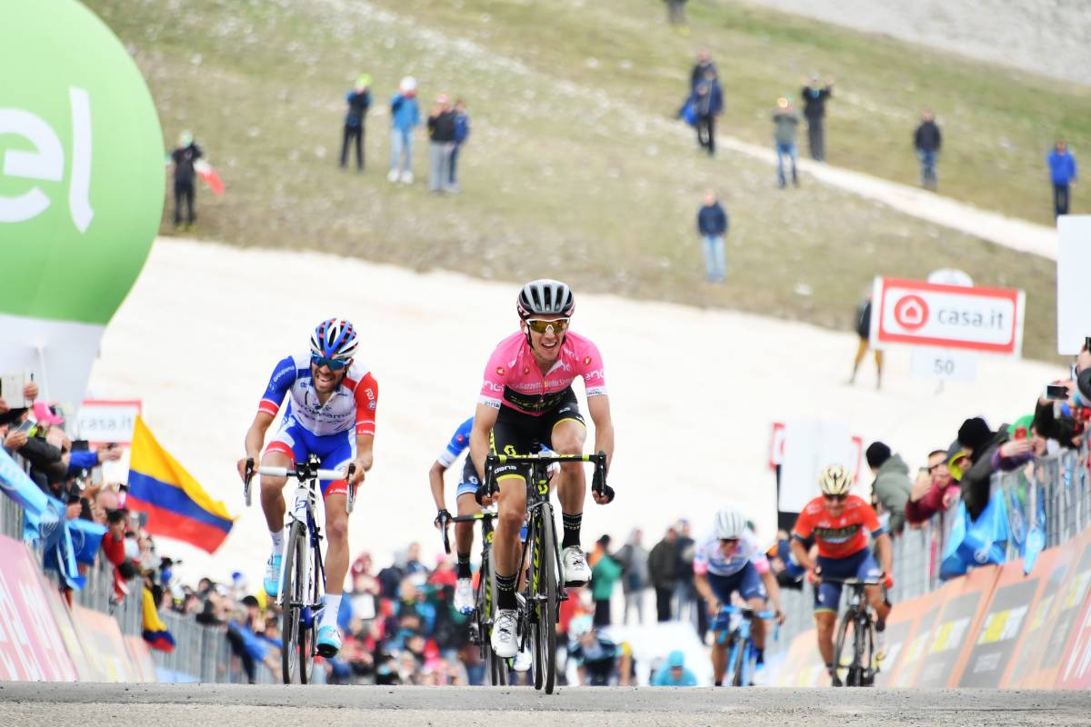 Simon Yates in maglia rosa al Giro d'Italia 2018
