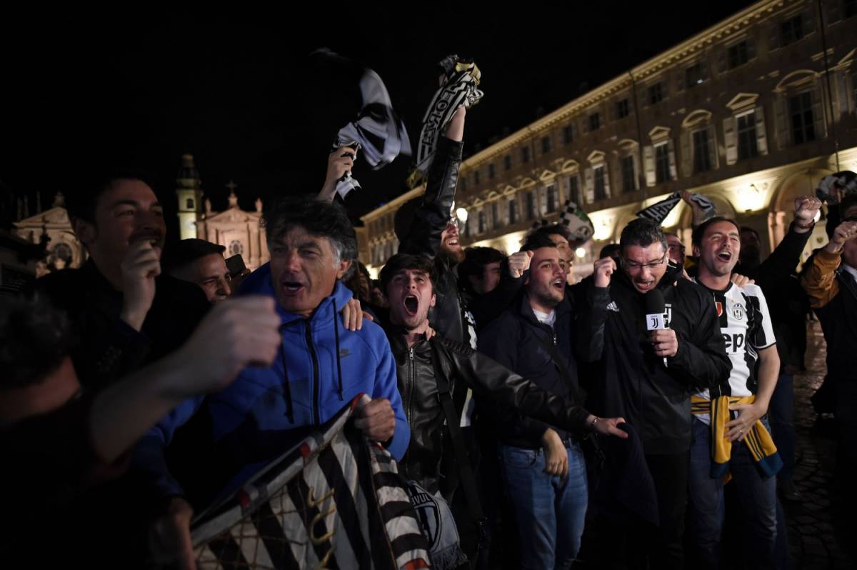 I tifosi della Juventus contro quelli del Napoli: "Lo Scudetto? Immagina, puoi"