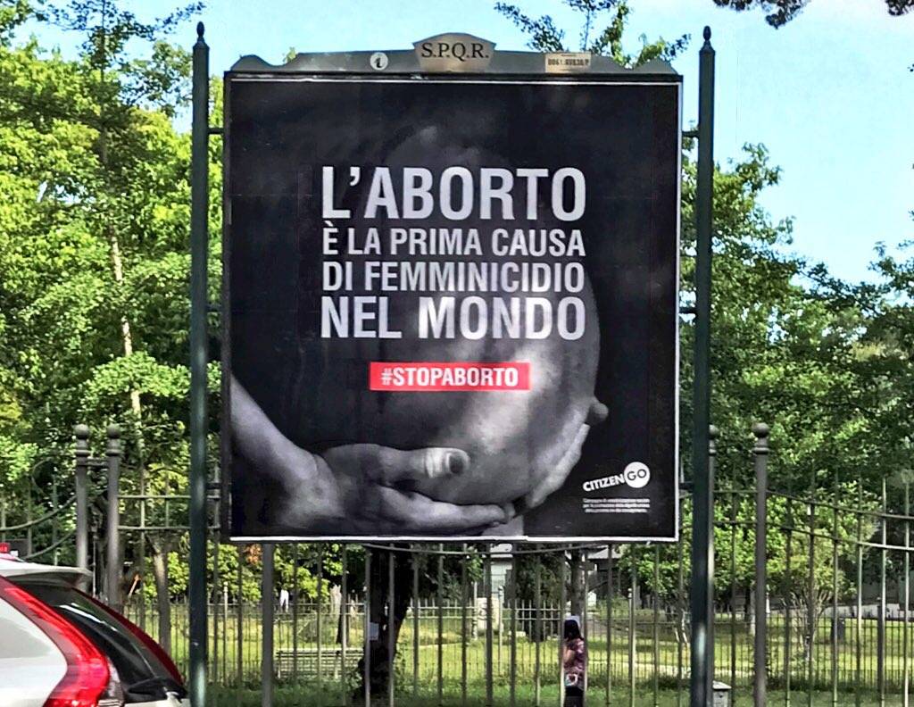Manifesto contro l'aborto a Roma: scoppia la bufera