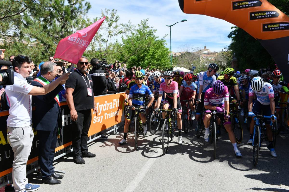 Giro d'Italia, Mohoric vince la decima tappa. Yates resta in rosa