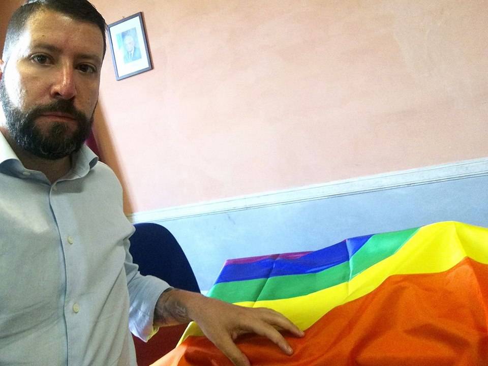 Casapound toglie dall'aula del X municipio la bandiera arcobaleno "Toccherà pure Mattarella"