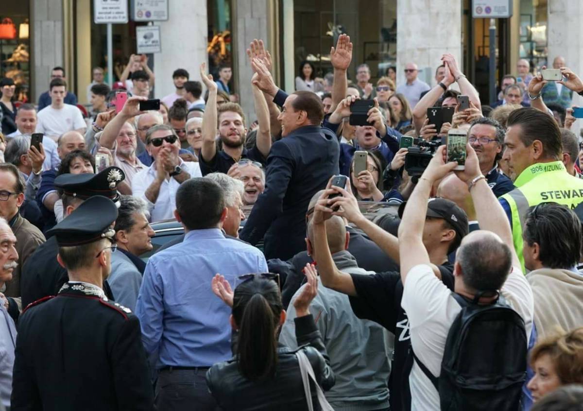 Aosta, bagno di folla per Berlusconi: selfie e strette di mano
