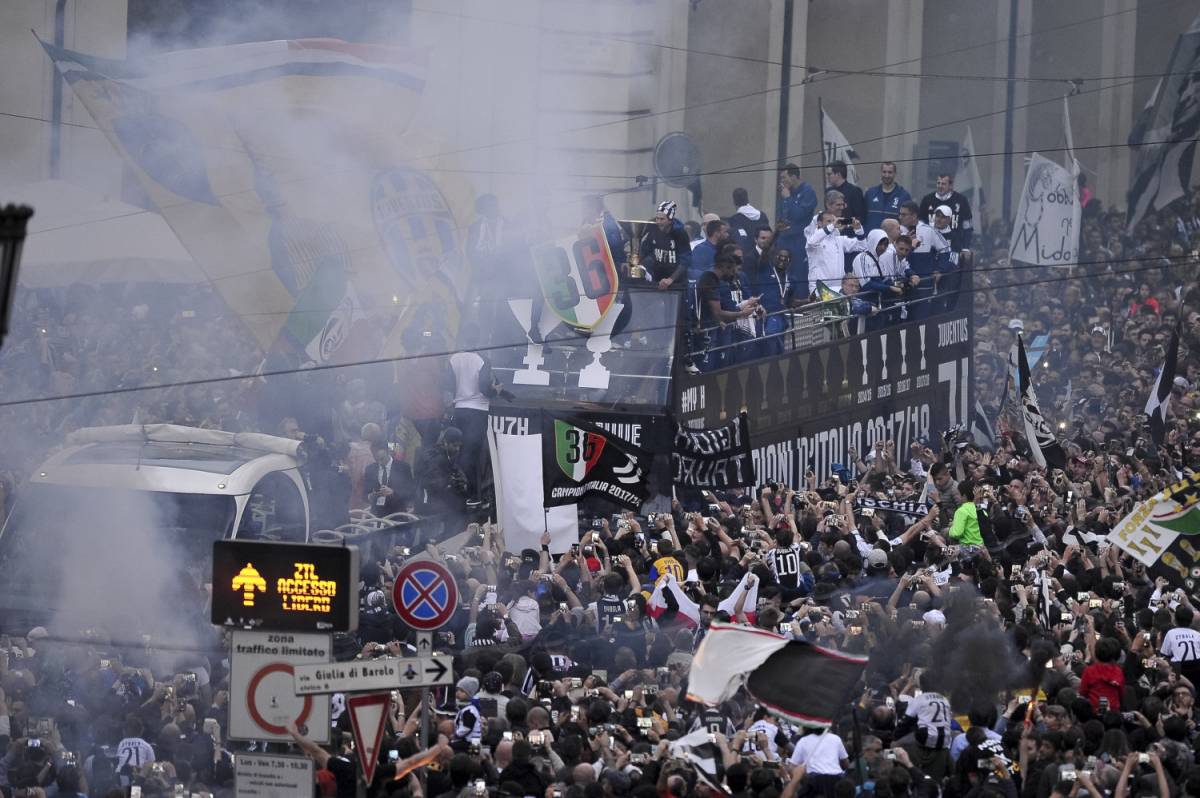 Torino, bus di tifosi juventini contro fili tram: 6 feriti, due sono gravi