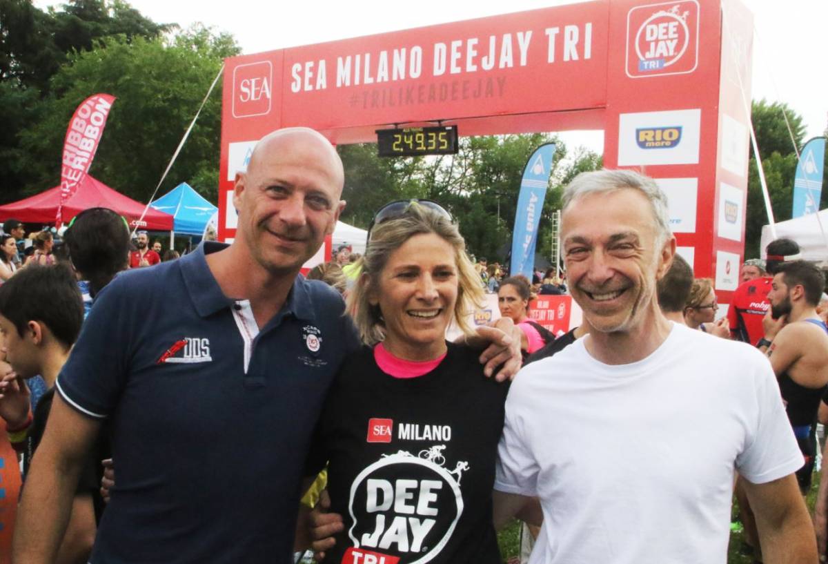 Triathlon di Deejay 2.700 all'Idroscalo: l'assessore in gara con Linus e Sacchi