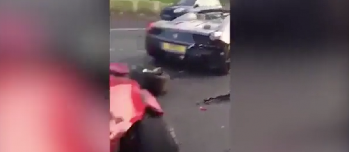 Lo scontro tra una Ferrari e una Porsche:  supercar distrutte, danni per 100mila euro