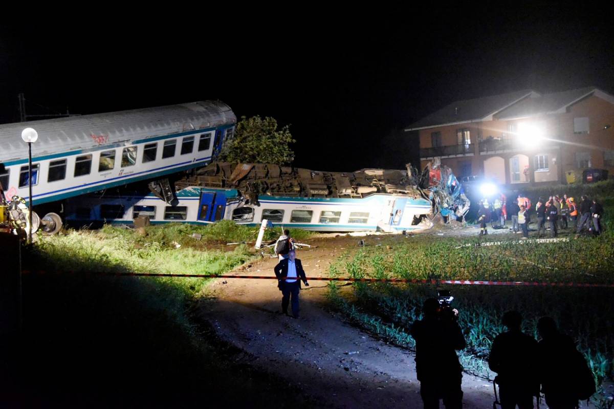 Treno investe un tir sui binari e deraglia nel torinese: 2 morti e 23 feriti