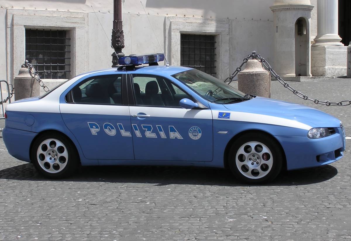 Ventimiglia, passeur sperona la polizia: dentro l'auto 14 migranti