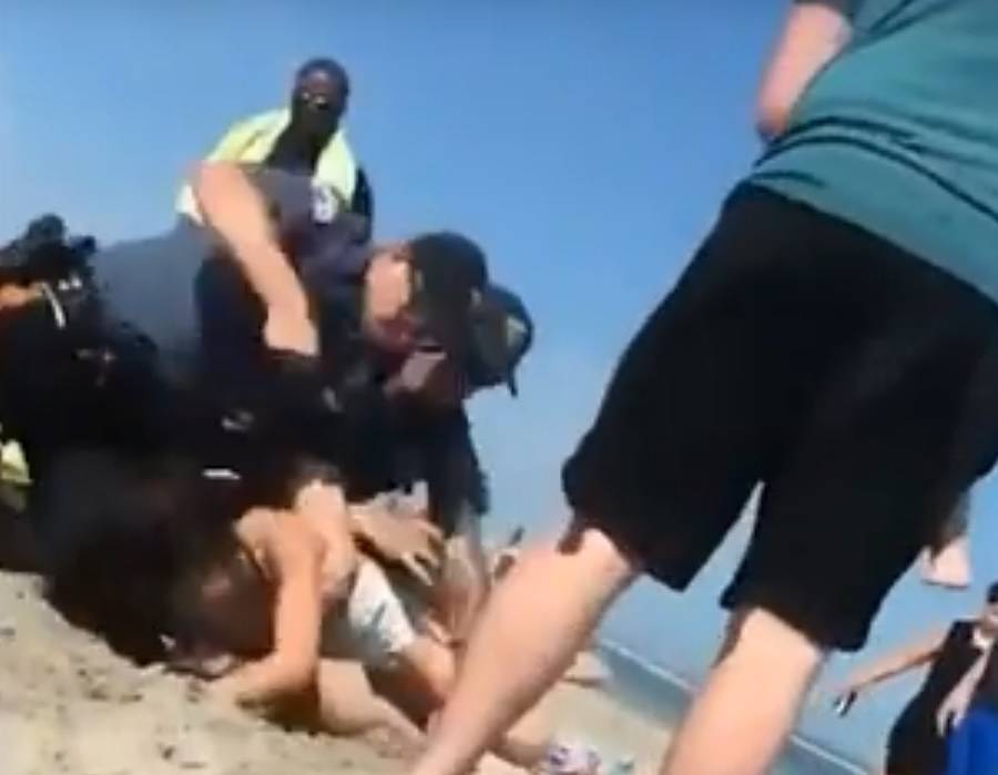 Usa, gli agenti picchiano una donna, sospettata di bere alcol in spiaggia