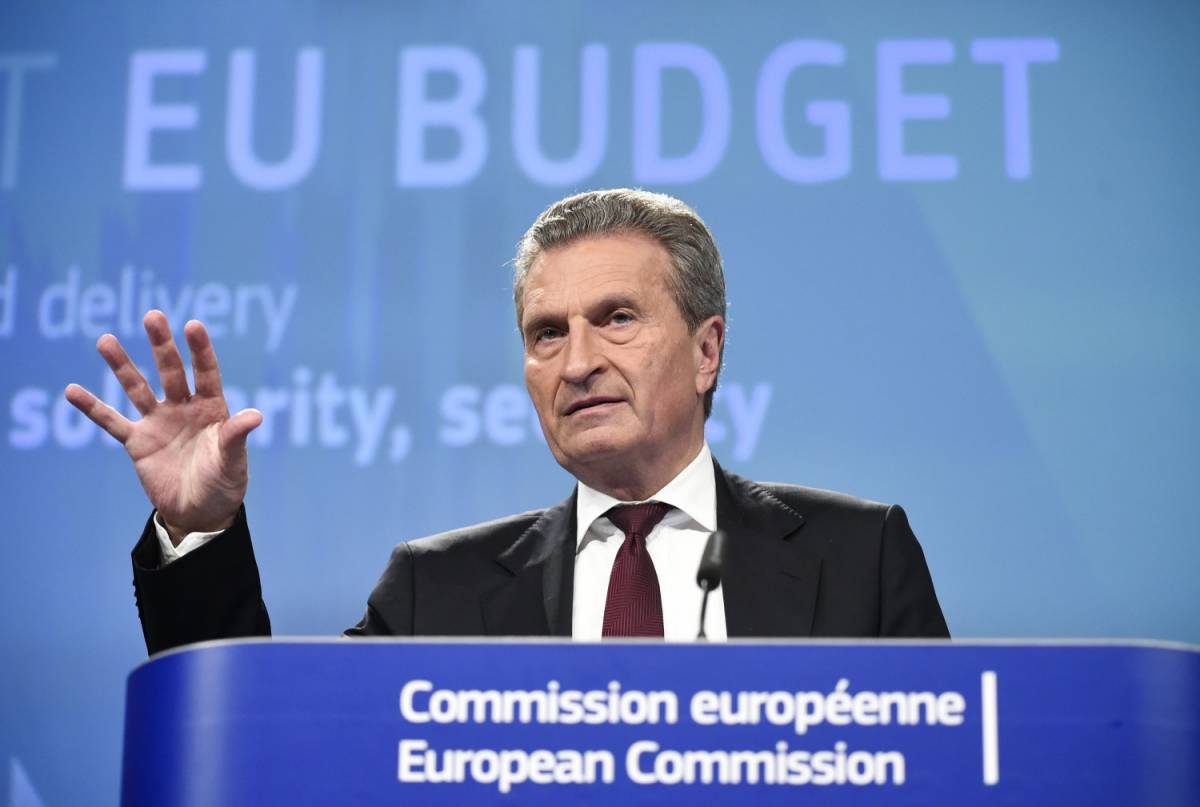 Diciotti, Oettinger minaccia l'Italia: "Pagate l'Ue o avrete sanzioni"