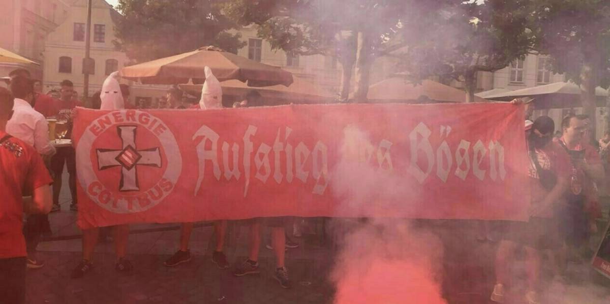 La squadra della Merkel è promossa: la festa dei tifosi è da Ku Klux Klan