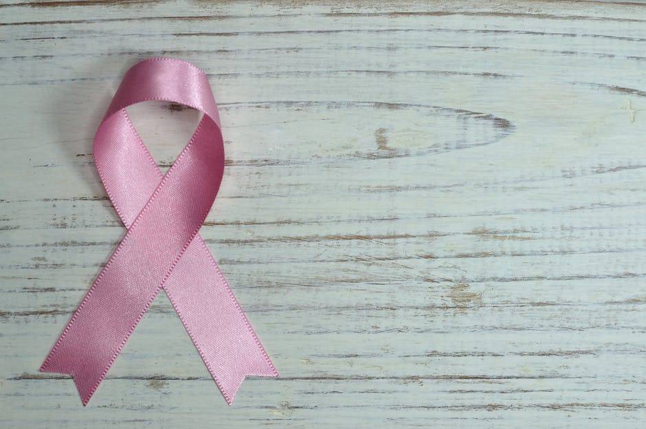 Tumore al seno, la battaglia sui social