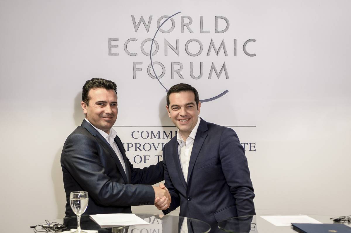 Il premier macedone Zoran Zaev con il suo omologo greco Alexis Tsipras