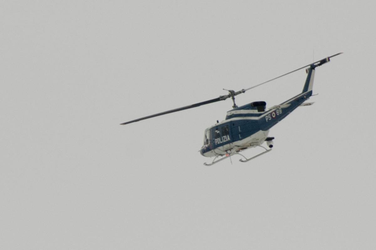Roma, risucchiato dall'elicottero mentre fa kite surf sotto gli occhi della moglie: è grave