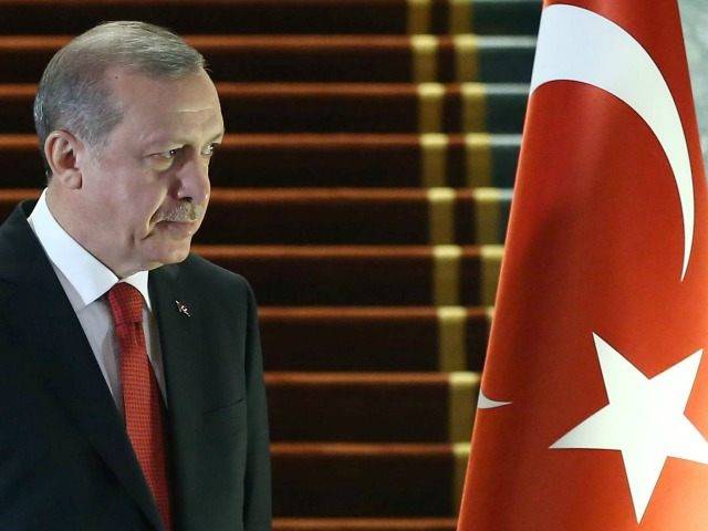 Erdogan cerca di coprire la crisi nera del Paese. Ma è troppo tardi 