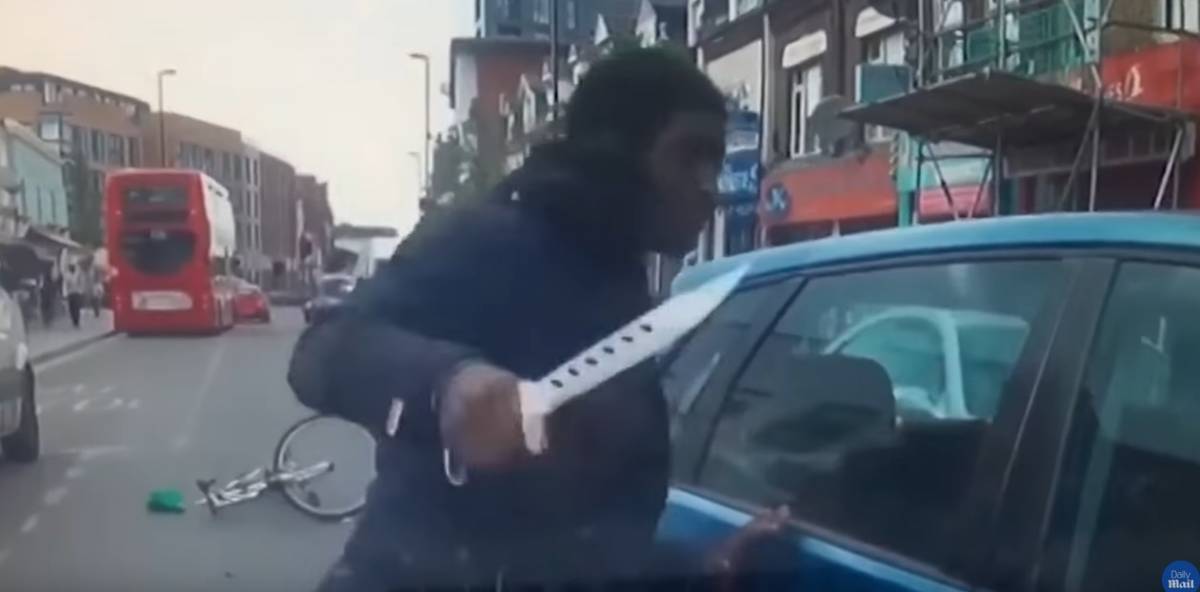 Londra, un autista gli taglia la strada: la furia del ciclista col coltello