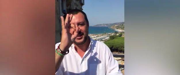 "Zero, per me è zero" Ed è scontro tra Salvini e il sindaco di Riace