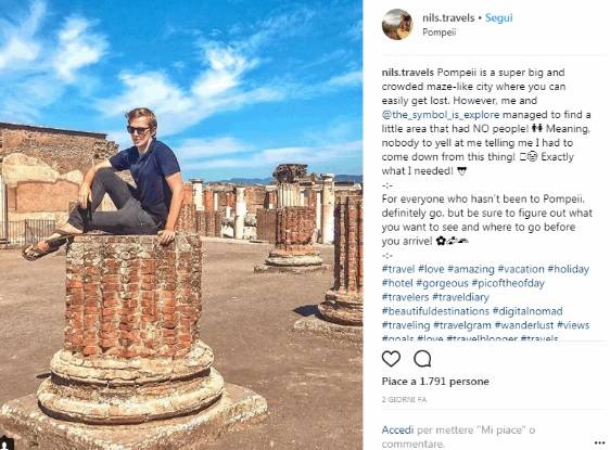 Pompei, lo sdegno sui social per il turista seduto su una colonna