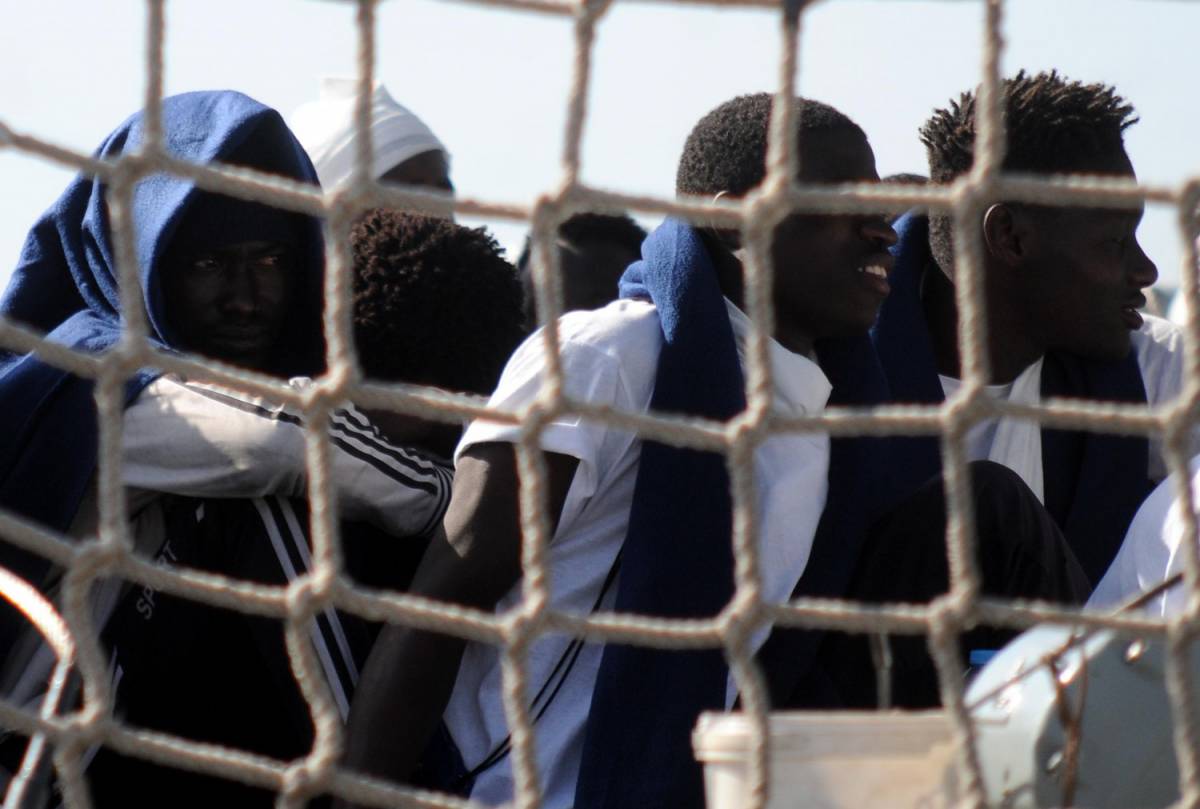 Soccorre gli immigrati in acque libiche. E Salvini blocca la nave italiana