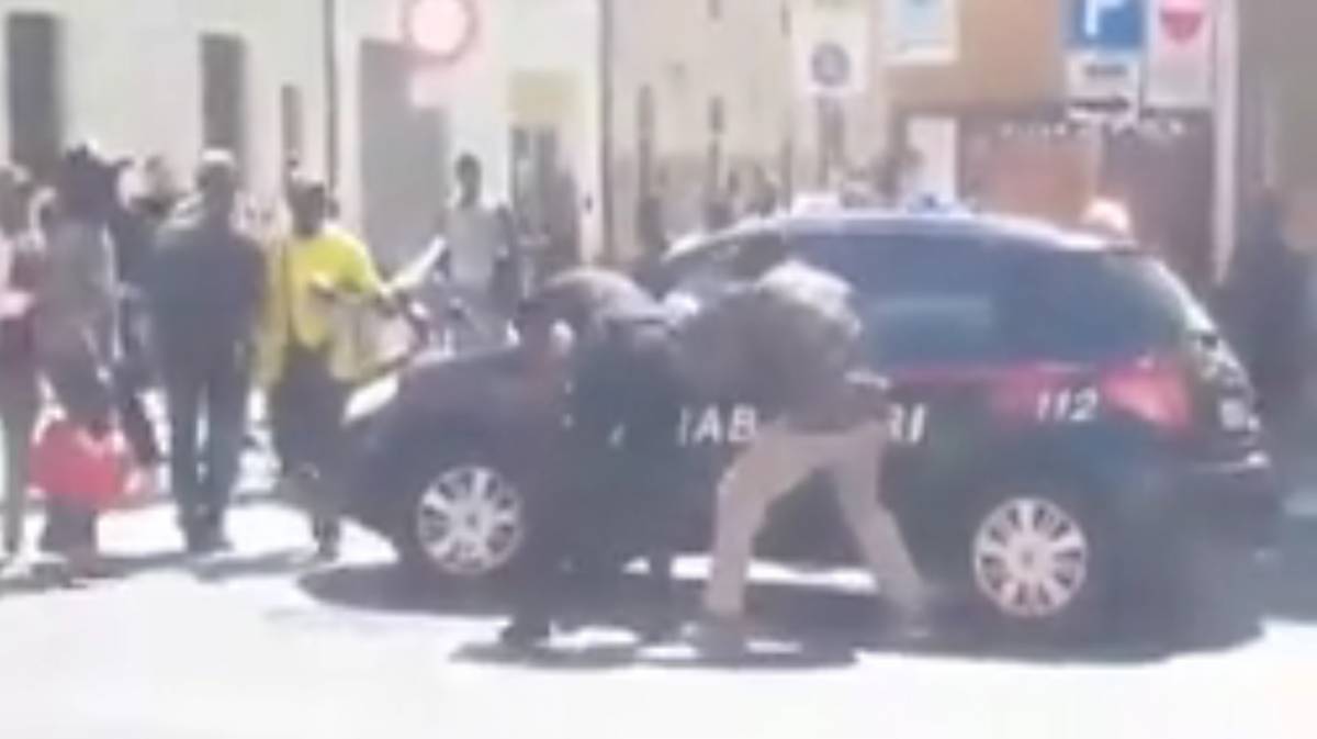 Il video che indigna l'Italia Carabiniere schiaffeggiato da ambulante clandestino