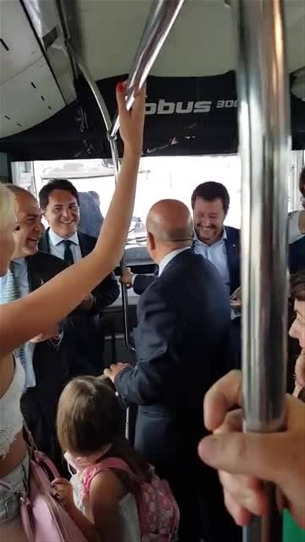 Salvini sale sulla navetta, i passeggeri cantano "Bella ciao"