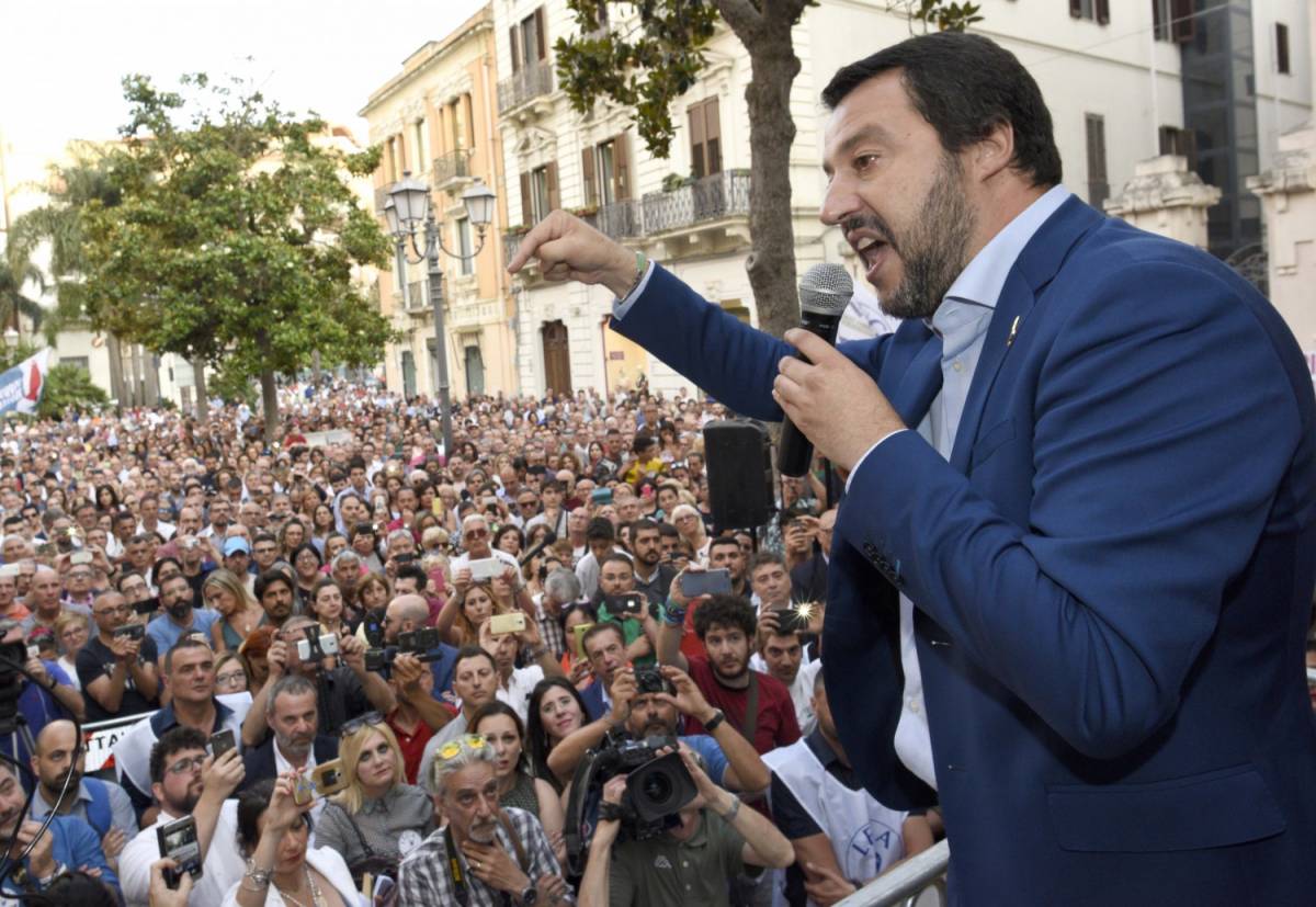 Salvini: "La Nato noi la paghiamo: difenda i nostri confini"