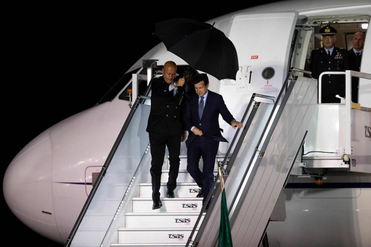 Ora Conte fa il grillino, al G7 con l’aereo di Stato: "Ma non è l’airbus di Renzi"