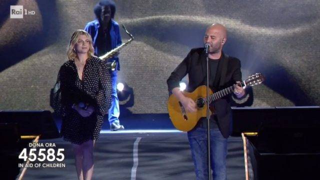 Emma e Giuliano Sangiorgi cantano a 'Pino è': le critiche sui social