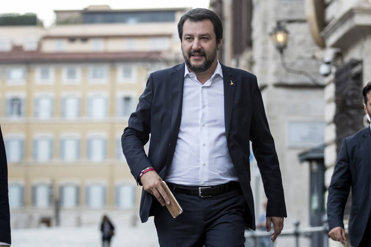 Primo via libera di Salvini a uno sbarco di migranti. Lite con Fico sulle Ong