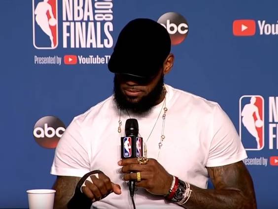 LeBron James: "Ho giocato tre partite con la mano rotta"