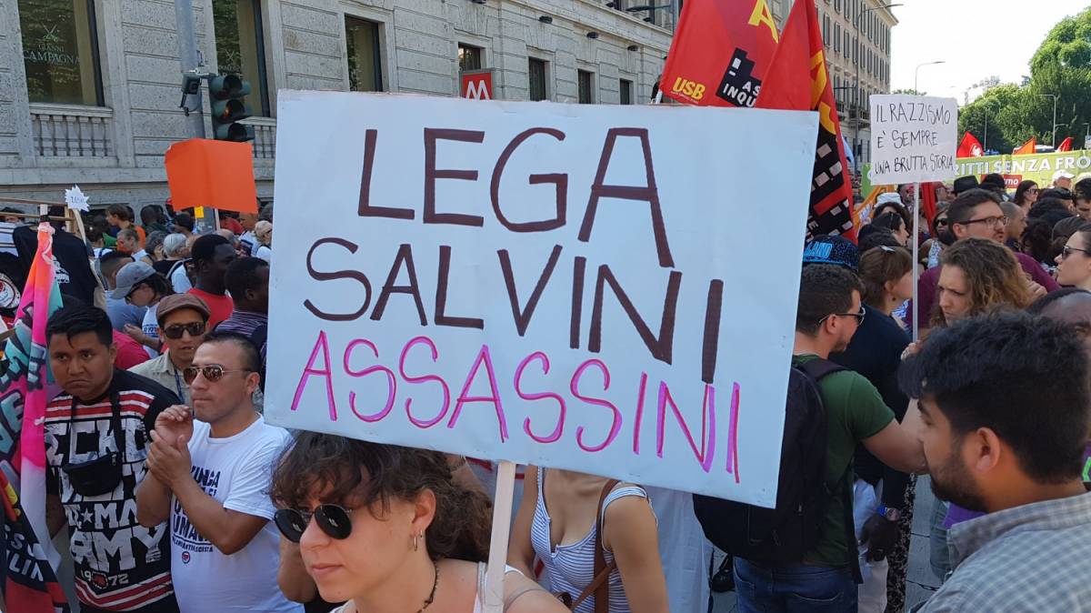 Sinistra e immigrati in piazza: "Lega e Salvini, siete assassini"