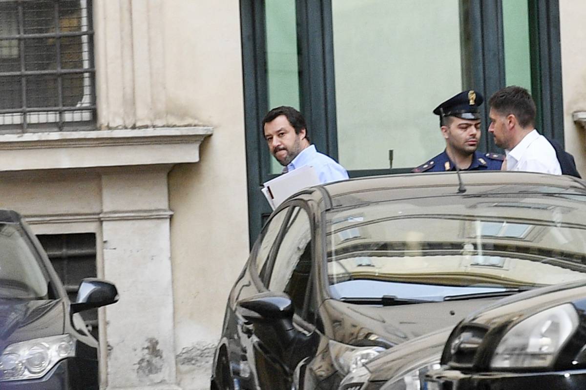 Migranti, Salvini pronto a bloccare un'altra nave: "L'Italia non china più il capo"