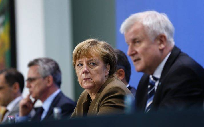 Polveriera Germania: Seehofer attacca "Merkel accogliendo ha spaccato l'Ue" E insiste sui respingimenti dei profughi