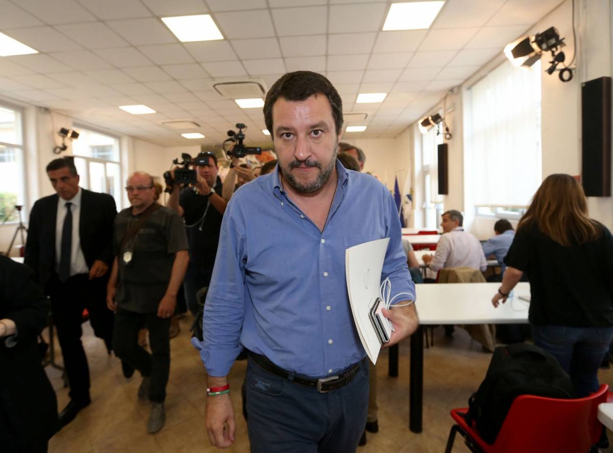 Salvini adesso sfida Macron: "Hai cuore? Domani ti do 9mila migranti"